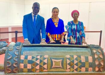 Françoise Remarck à Paris pour discuter du retour du « Djidji Ayokwe », le tambour parleur du peuple Atchan