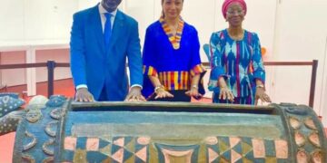 Françoise Remarck à Paris pour discuter du retour du « Djidji Ayokwe », le tambour parleur du peuple Atchan