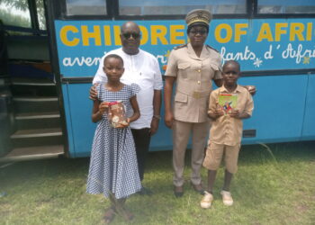 Tiébissou: Les élèves accueillent la caravane du livre et découvrent le bibliobus.
