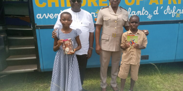 Tiébissou: Les élèves accueillent la caravane du livre et découvrent le bibliobus.