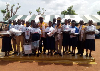 Lycée Gaston Ouasséna Koné de Katiola: Le Ministre Ally Coulibaly prime élèves et encadreurs