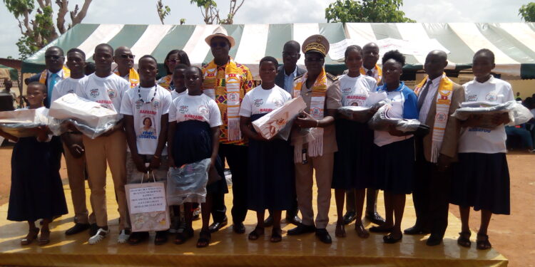 Lycée Gaston Ouasséna Koné de Katiola: Le Ministre Ally Coulibaly prime élèves et encadreurs