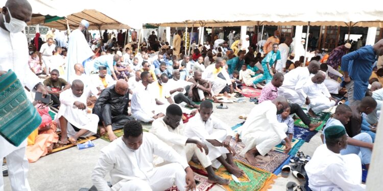 Les photos de la célébrée de L’aïd-El-Fitr par Boubacar Coulibaly l’Imam de la Mosquée Aghien, deux-Plateaux à Abidjan