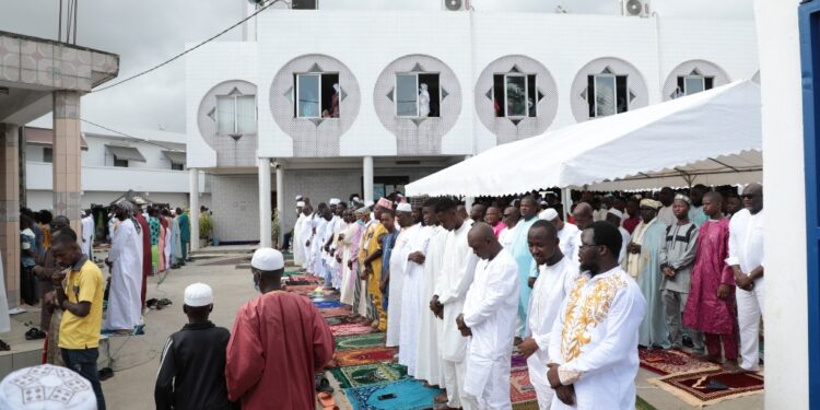 Les photos de la célébrée de L’aïd-El-Fitr par Boubacar Coulibaly l’Imam de la Mosquée Aghien, deux-Plateaux à Abidjan