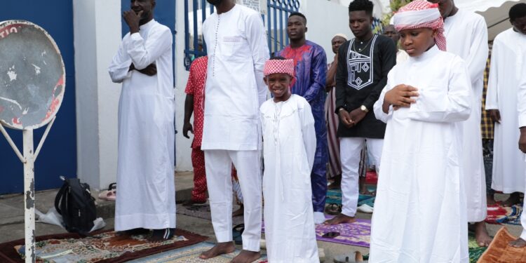 Les photos de la célébrée de L’aïd-El-Fitr par Boubacar Coulibaly l’Imam de la Mosquée Aghien, deux-Plateaux à Abidjan