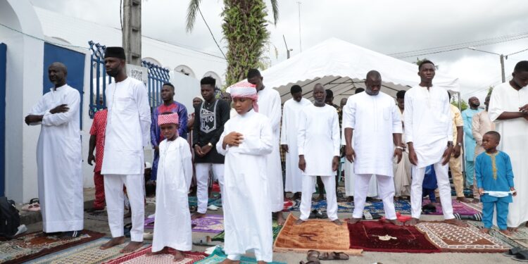 Les photos de la célébrée de L’aïd-El-Fitr par Boubacar Coulibaly l’Imam de la Mosquée Aghien, deux-Plateaux à Abidjan