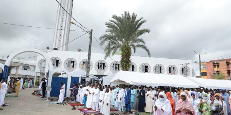Les photos de la célébrée de L’aïd-El-Fitr par Boubacar Coulibaly l’Imam de la Mosquée Aghien, deux-Plateaux à Abidjan