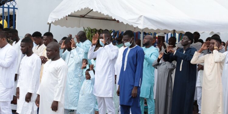Les photos de la célébrée de L’aïd-El-Fitr par Boubacar Coulibaly l’Imam de la Mosquée Aghien, deux-Plateaux à Abidjan