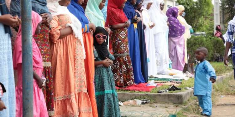 Les photos de la célébrée de L’aïd-El-Fitr par Boubacar Coulibaly l’Imam de la Mosquée Aghien, deux-Plateaux à Abidjan