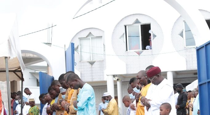 Les photos de la célébrée de L’aïd-El-Fitr par Boubacar Coulibaly l’Imam de la Mosquée Aghien, deux-Plateaux à Abidjan