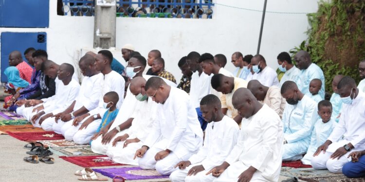 Les photos de la célébrée de L’aïd-El-Fitr par Boubacar Coulibaly l’Imam de la Mosquée Aghien, deux-Plateaux à Abidjan