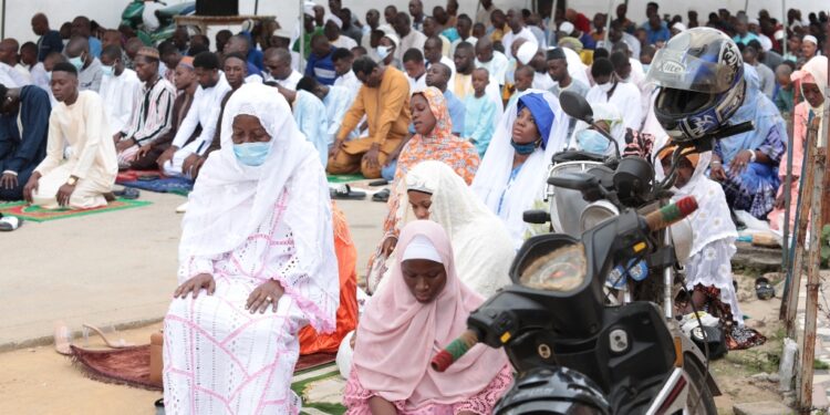 Les photos de la célébrée de L’aïd-El-Fitr par Boubacar Coulibaly l’Imam de la Mosquée Aghien, deux-Plateaux à Abidjan