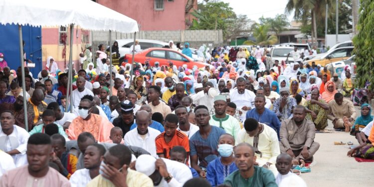 Les photos de la célébrée de L’aïd-El-Fitr par Boubacar Coulibaly l’Imam de la Mosquée Aghien, deux-Plateaux à Abidjan