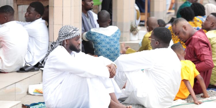 Les photos de la célébrée de L’aïd-El-Fitr par Boubacar Coulibaly l’Imam de la Mosquée Aghien, deux-Plateaux à Abidjan
