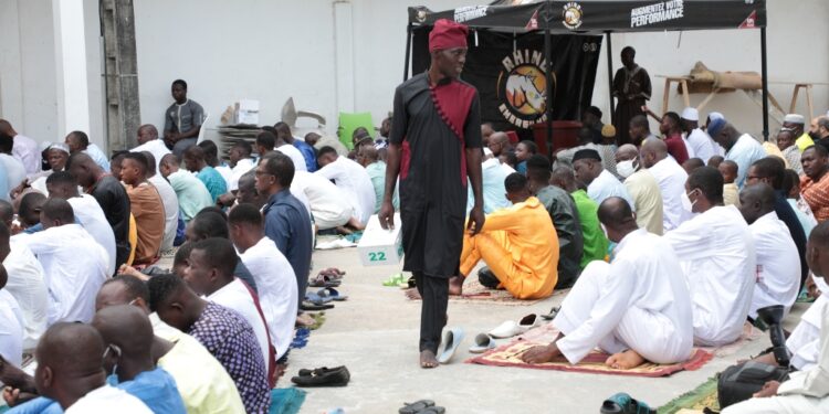 Les photos de la célébrée de L’aïd-El-Fitr par Boubacar Coulibaly l’Imam de la Mosquée Aghien, deux-Plateaux à Abidjan