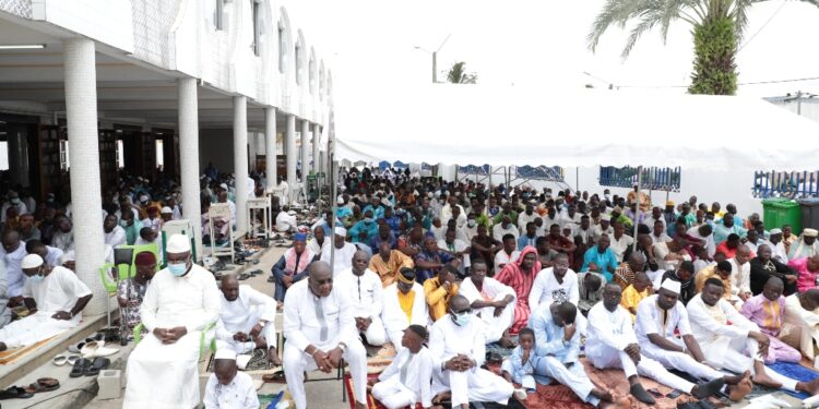 Les photos de la célébrée de L’aïd-El-Fitr par Boubacar Coulibaly l’Imam de la Mosquée Aghien, deux-Plateaux à Abidjan