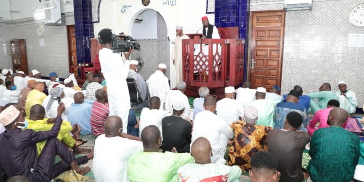 Les photos de la célébrée de L’aïd-El-Fitr par Boubacar Coulibaly l’Imam de la Mosquée Aghien, deux-Plateaux à Abidjan
