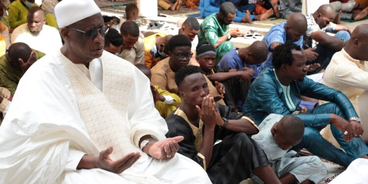 Les photos de la célébrée de L’aïd-El-Fitr par Boubacar Coulibaly l’Imam de la Mosquée Aghien, deux-Plateaux à Abidjan