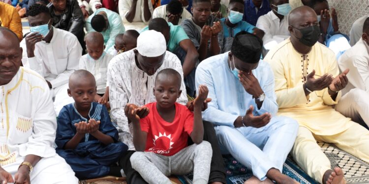 Les photos de la célébrée de L’aïd-El-Fitr par Boubacar Coulibaly l’Imam de la Mosquée Aghien, deux-Plateaux à Abidjan