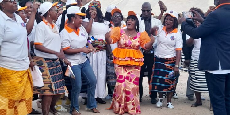 Fête des mères 2022 à Yopougon : l’adjointe au maire Parfaite Bahi cadeaute les femmes