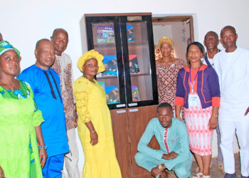 Forum du livre du Poro : L’ambassadeur d’Israël offre une bibliothèque meuble