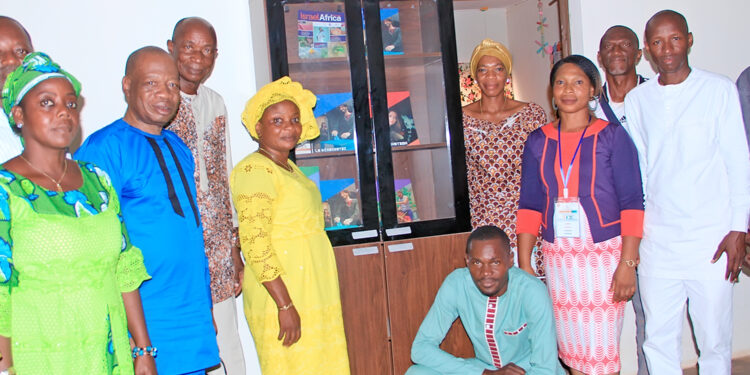 Forum du livre du Poro : L’ambassadeur d’Israël offre une bibliothèque meuble