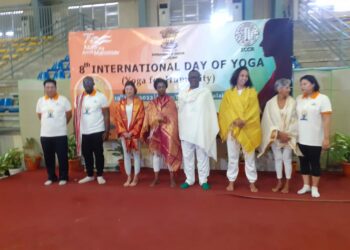 8ème édition de la journée internationale du Yoga:500 pratiquants et sympathisants célèbrent cette journée