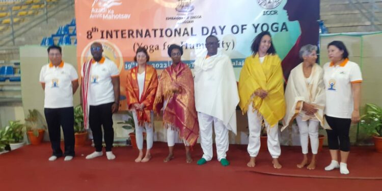 8ème édition de la journée internationale du Yoga:500 pratiquants et sympathisants célèbrent cette journée