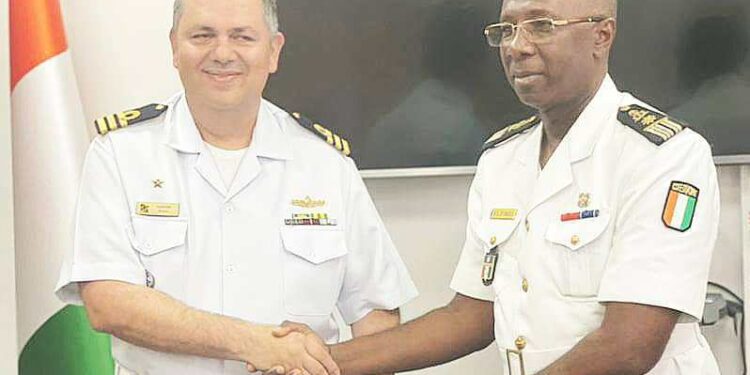 Lutte contre la piraterie maritime : un navire militaire brésilien en escale au port d’Abidjan