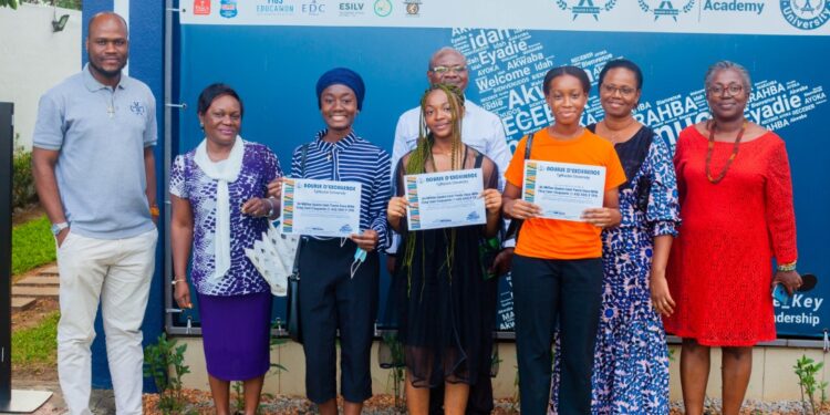 Célébration du mérite et de l’excellence : Une Université attribue des bourses à des bachelières