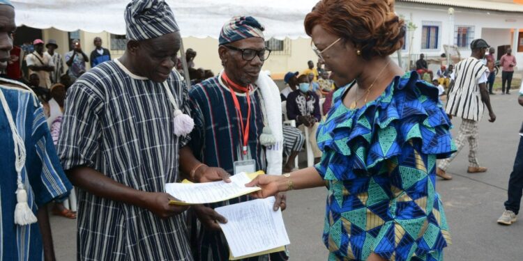 Bouna | Remise d’arrêtés de nomination aux Chefs de village : Nialé KABA appelle au respect des us et coutumes.