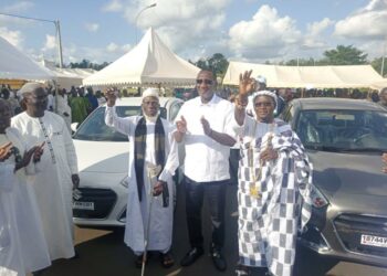 Yamoussoukro: Ouattara offre 2 véhicules aux chefs Baoulé et Malinké