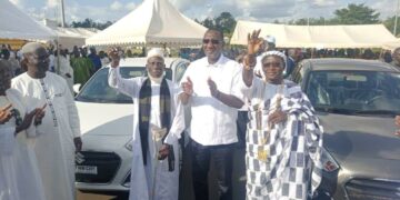 Yamoussoukro: Ouattara offre 2 véhicules aux chefs Baoulé et Malinké