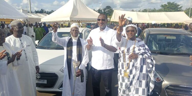 Yamoussoukro: Ouattara offre 2 véhicules aux chefs Baoulé et Malinké