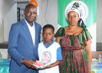 Abobo : La Fondation Woroba offre un important lot de kits scolaires