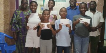 Port-Bouët /Rentrée scolaire 2022-2023: Le ministre KKB offre des kits d’une valeur d&rsquo;un million