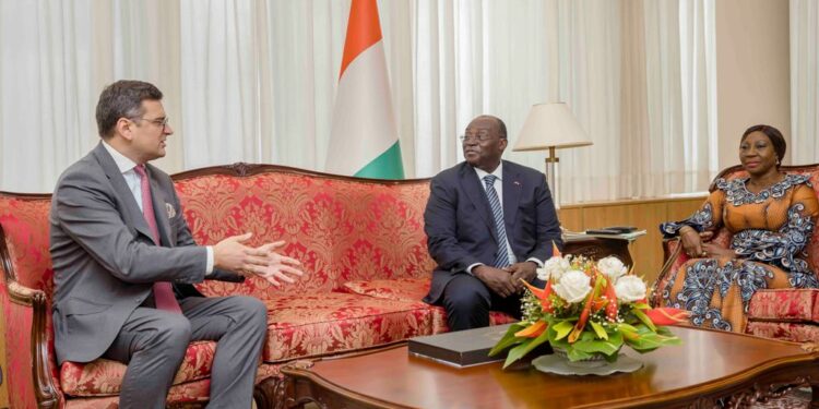 Les photos de l’entretien du VP Tiémoko Meyliet KONE, avec le Ministre Ukrainien des Affaires Etrangères, Dmytro KULEBA, le 05/10/ 2022, au Palais Présidencielle à Abidjan