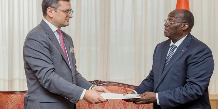 Les photos de l’entretien du VP Tiémoko Meyliet KONE, avec le Ministre Ukrainien des Affaires Etrangères, Dmytro KULEBA, le 05/10/ 2022, au Palais Présidencielle à Abidjan