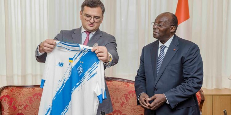 Les photos de l’entretien du VP Tiémoko Meyliet KONE, avec le Ministre Ukrainien des Affaires Etrangères, Dmytro KULEBA, le 05/10/ 2022, au Palais Présidencielle à Abidjan