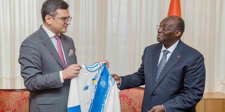 Les photos de l’entretien du VP Tiémoko Meyliet KONE, avec le Ministre Ukrainien des Affaires Etrangères, Dmytro KULEBA, le 05/10/ 2022, au Palais Présidencielle à Abidjan