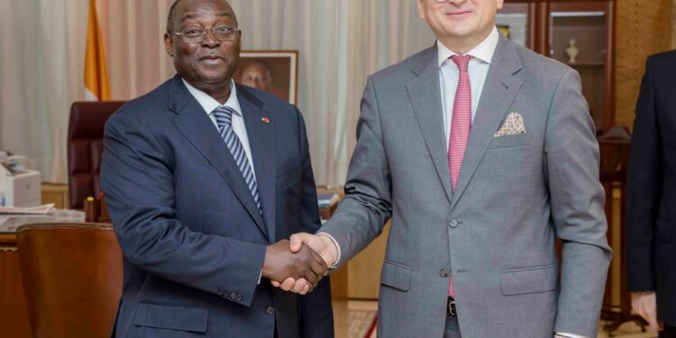 Les photos de l’entretien du VP Tiémoko Meyliet KONE, avec le Ministre Ukrainien des Affaires Etrangères, Dmytro KULEBA, le 05/10/ 2022, au Palais Présidencielle à Abidjan