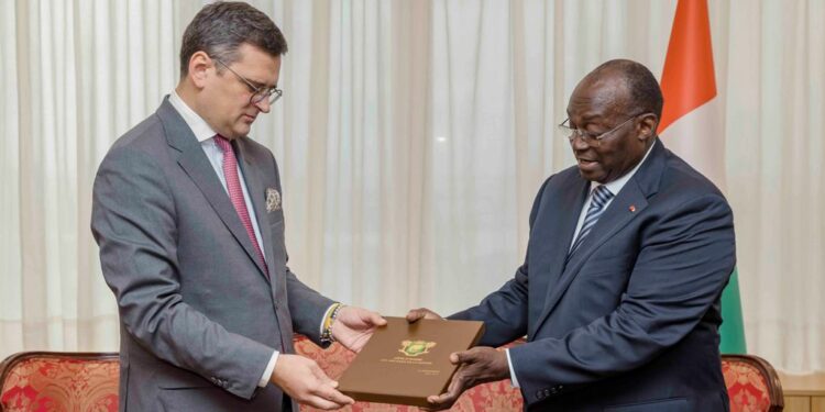 Les photos de l’entretien du VP Tiémoko Meyliet KONE, avec le Ministre Ukrainien des Affaires Etrangères, Dmytro KULEBA, le 05/10/ 2022, au Palais Présidencielle à Abidjan