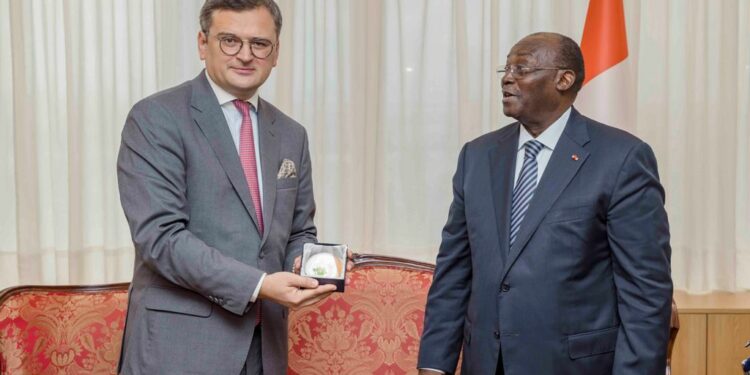 Les photos de l’entretien du VP Tiémoko Meyliet KONE, avec le Ministre Ukrainien des Affaires Etrangères, Dmytro KULEBA, le 05/10/ 2022, au Palais Présidencielle à Abidjan
