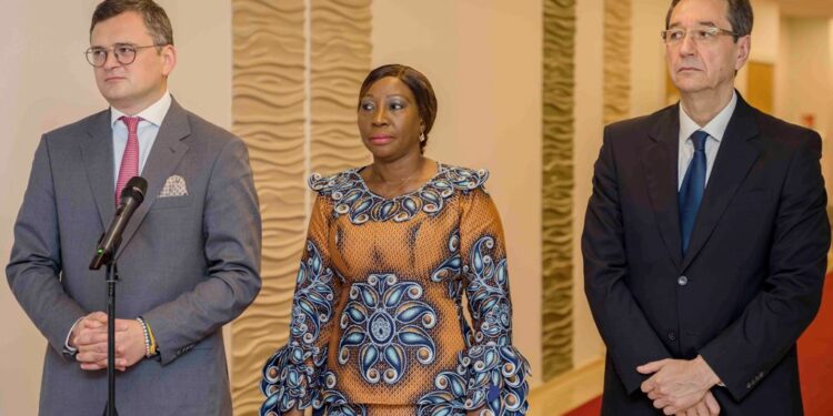 Les photos de l’entretien du VP Tiémoko Meyliet KONE, avec le Ministre Ukrainien des Affaires Etrangères, Dmytro KULEBA, le 05/10/ 2022, au Palais Présidencielle à Abidjan