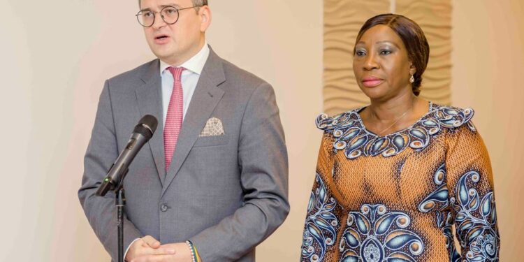 Les photos de l’entretien du VP Tiémoko Meyliet KONE, avec le Ministre Ukrainien des Affaires Etrangères, Dmytro KULEBA, le 05/10/ 2022, au Palais Présidencielle à Abidjan