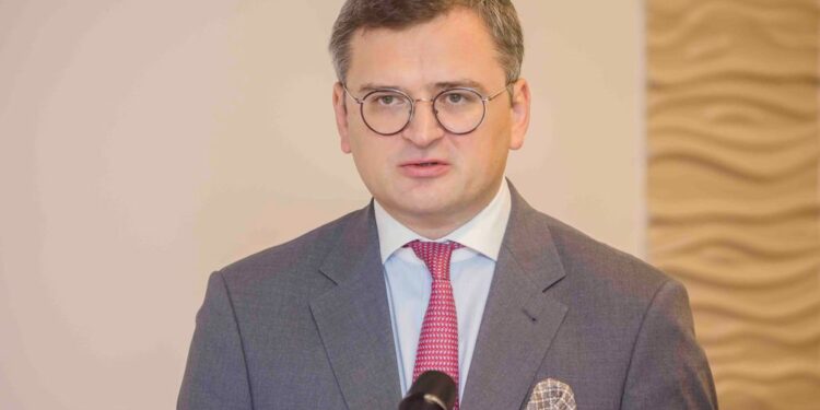 Les photos de l’entretien du VP Tiémoko Meyliet KONE, avec le Ministre Ukrainien des Affaires Etrangères, Dmytro KULEBA, le 05/10/ 2022, au Palais Présidencielle à Abidjan