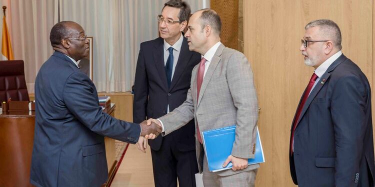 Les photos de l’entretien du VP Tiémoko Meyliet KONE, avec le Ministre Ukrainien des Affaires Etrangères, Dmytro KULEBA, le 05/10/ 2022, au Palais Présidencielle à Abidjan