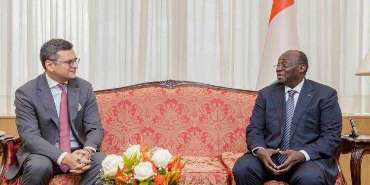Les photos de l’entretien du VP Tiémoko Meyliet KONE, avec le Ministre Ukrainien des Affaires Etrangères, Dmytro KULEBA, le 05/10/ 2022, au Palais Présidencielle à Abidjan