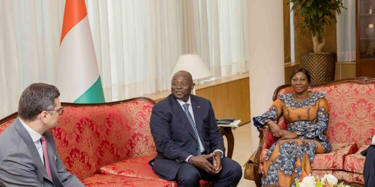 Les photos de l’entretien du VP Tiémoko Meyliet KONE, avec le Ministre Ukrainien des Affaires Etrangères, Dmytro KULEBA, le 05/10/ 2022, au Palais Présidencielle à Abidjan