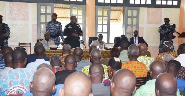 Kokoumbo: le général Apalo visite les blessés et parle aux populations